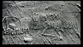 Γοτθικά γκράφιτι: Καλλιτεχνικά γλυπτά σε μεσαιωνικούς αρχιτεκτονικούς χώρους